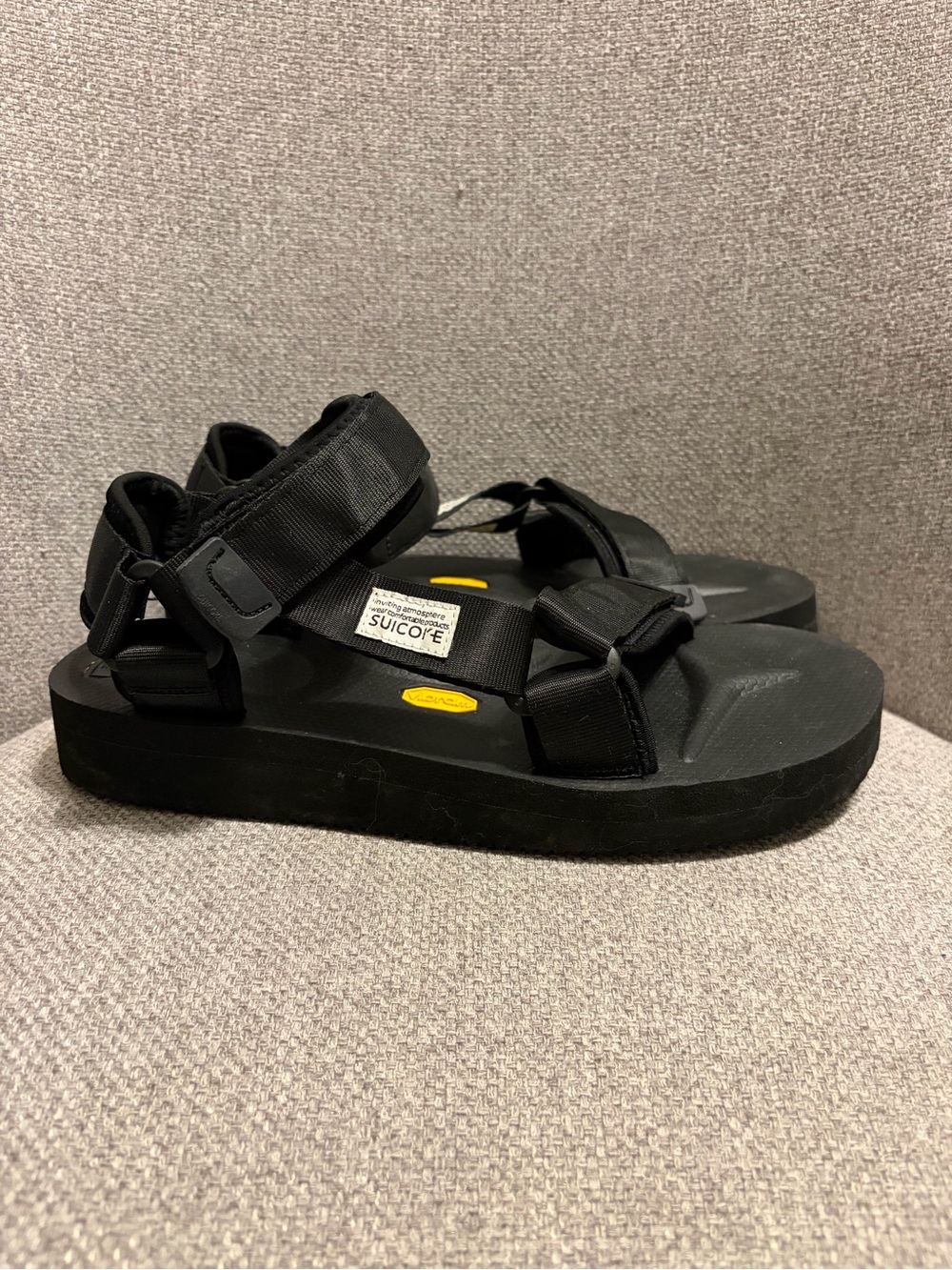 SUICOKE - size 9 black unisex DEPA-V2 Sandals.